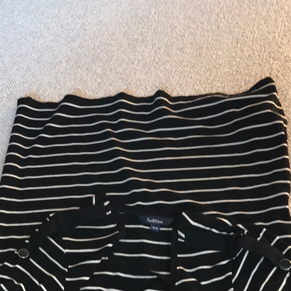 Ladies casual t-shirt. Size medium. - Picture 3 of 4